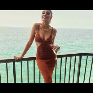 New never worn cut out midi dress size medium